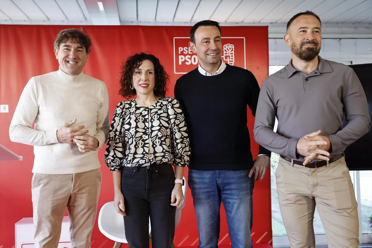 BILBAO, 24/01/2026.- El secretario general del PSE-EE, Eneko Andueza (i), y la portavoz socialista y teniente de alcalde de Bilbao, Nora Abete (2i), han abierto este sábado en Bilbao la jornada de información sobre la Ley de Medidas Urgentes en materia de Vivienda, Suelo y Urbanismo que ha reunido, entre otros, a los responsables institucionales socialistas en esta materia (alcaldes y alcaldesas, concejales y concejalas) del territorio de Bizkaia. EFE/ Miguel Toña
