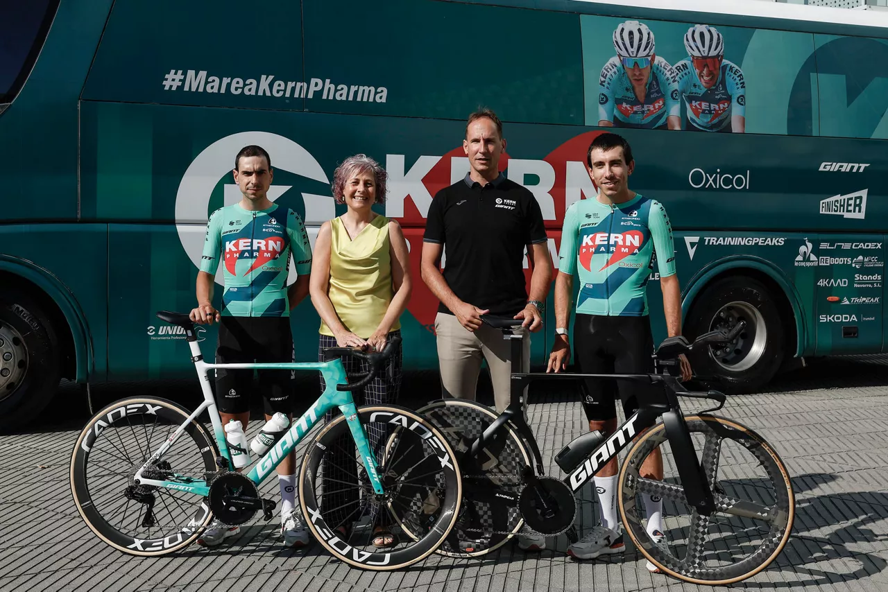 PAMPLONA, 18/08/2026.- Los ciclistas del Kern Pharma Ibon Ruiz (i) y Diego Uriarte (2i) junto a la consejera de Cultura, Deporte y Turismo del Gobierno de Navarra, a Rebeca Esnaola y al mánager general del equipo, Juanjo Oroz, posan para los gráficos tras la rueda de prensa que han ofrecido este martes en Pamplona para presentar la participación de la escuadra navarra en la Vuelta a España que comienza el próximo día 22 en Mónaco. EFE/Villar López
