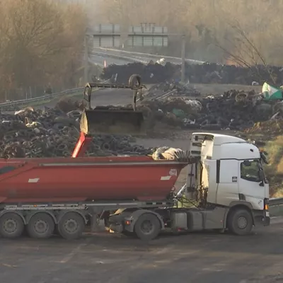Laborariek bi aste eman dituzte protestan dermatosi nodularraren kontra eta zabor asko pilatu da autobidean. A64ko autobideko hondakinak garbitzen