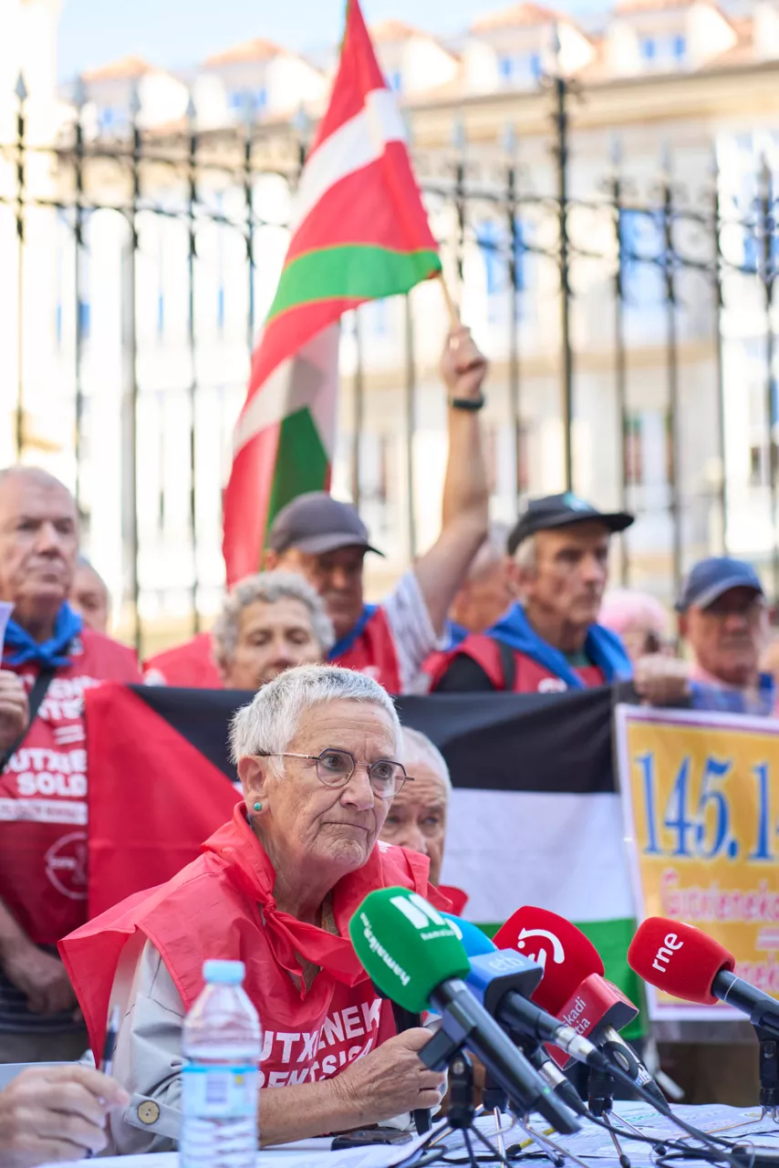 VITORIA, 05/09/2025.- El movimiento de pensionistas de Euskal Herria se ha manifestado este viernes frente al Parlamento Vasco para expresar su malestar por la decisión del Gobierno Vasco de emitir un criterio desfavorable a la tramitación parlamentaria de la Iniciativa Legislativa Popular (ILP) para la equiparación de las pensiones mínimas en Euskadi al Salario Mínimo Interprofesional. EFE/ Adrián Ruiz Hierro
