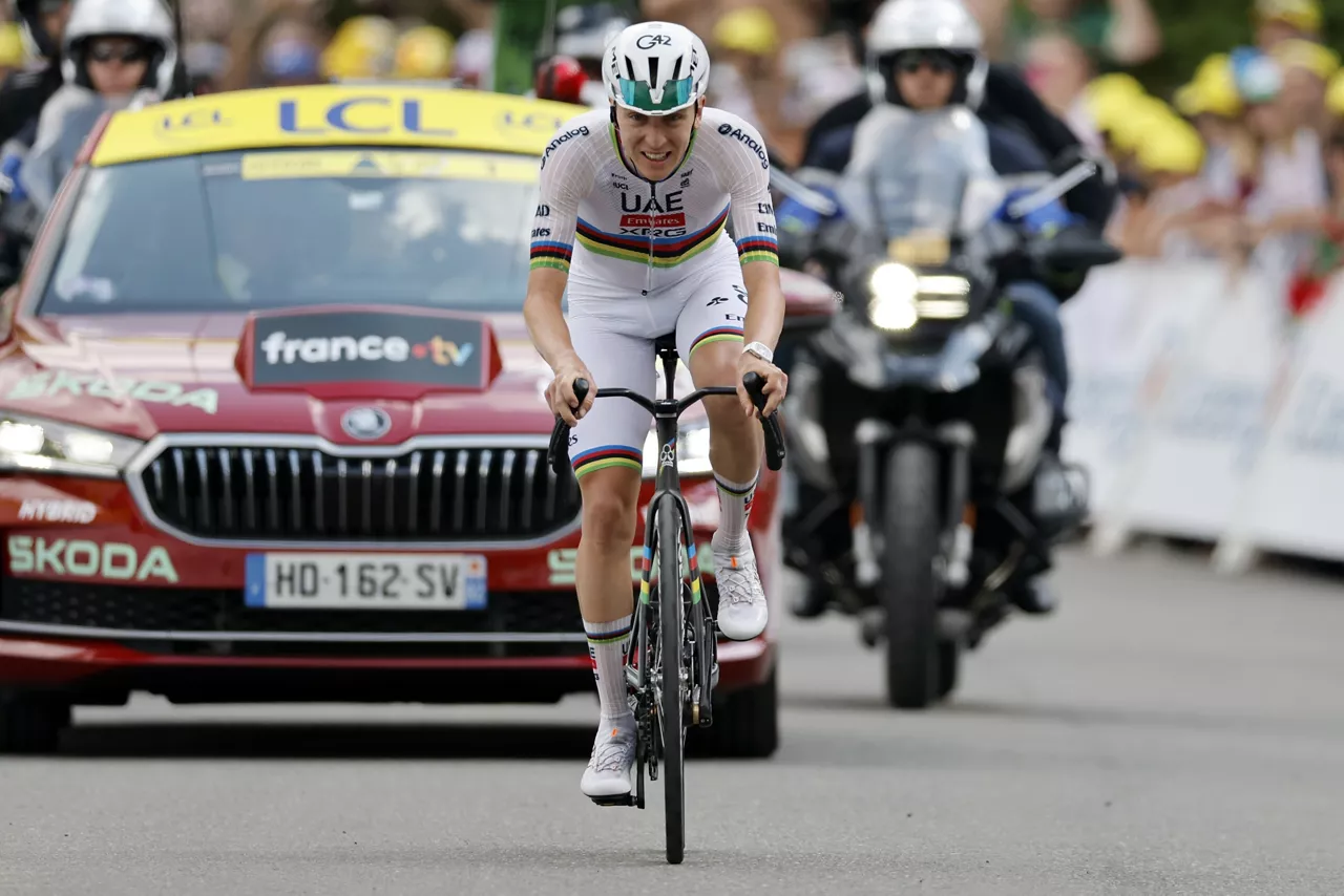 GAVARNIE-GEDRE (France), 09/07/2026.- Slovenian cyclist Tadej Pogacar of UAE Team Emirates XRG in action to cross the finish line and win Stage 6 of the Tour de France, a 186.2 km route from Pau to Gavarnie-Gedre, France, 09 July 2026. (Ciclismo, Francia) EFE/EPA/GUILLAUME HORCAJUELO
