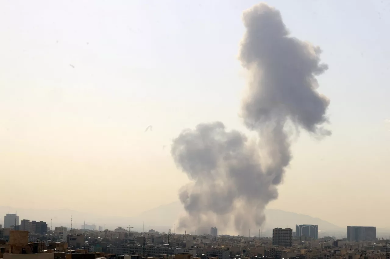 TEHRAN (Iran (Islamic Republic Of)), 28/02/2026.- ​Smoke rises in central Tehran after Israel attack, 28 February 2026. Israel launched an attack on Iran on 28 February 2026, described as a "preemptive strike" by Israeli Defence Minister Israel Katz. (Teherán) EFE/EPA/ABEDIN TAHERKENAREH
