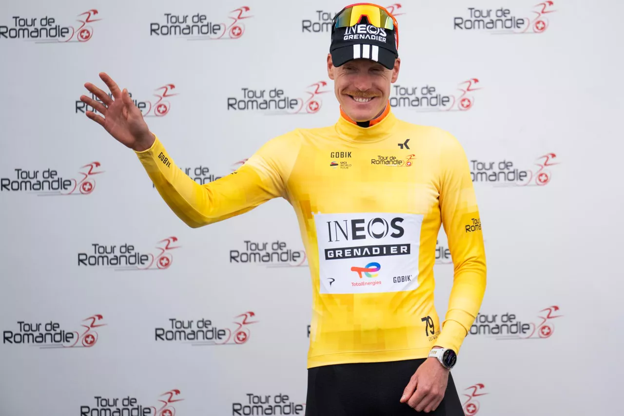 VILLARS-SUR-GLANE (Switzerland), 28/04/2026.- Dorion Godon from France of team INEOS Grenadiers wearing the overall leader's yellow jersey waves after the Prologue of the Tour de Romandie, an individual time trial (ITT) over 3.2km from Villar-sur-Glane to Villar-sur-Glane, Switzerland, 28 April 2026. (Ciclismo, Francia, Suiza) EFE/EPA/LAURENT GILLIERON
