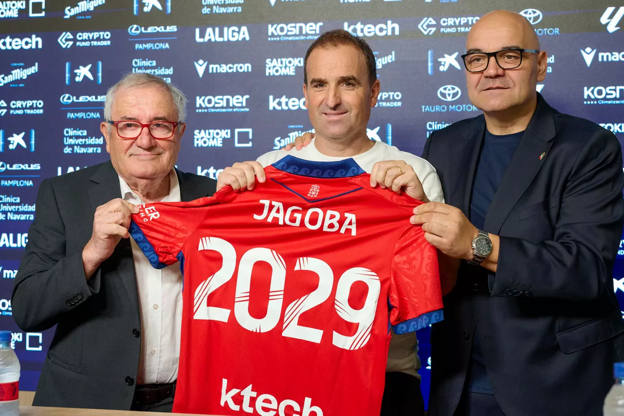 PAMPLONA (ESPAÑA), 13/10/2026.- El nuevo entrenador del Osasuna, Jagoba Arrasate (c) junto con el director deportivo José Antonio Prieto 'Cata' (d) y el presidente Luis Sabalza (i) durante su presentación este martes en Pamplona. EFE/Iñaki Porto
