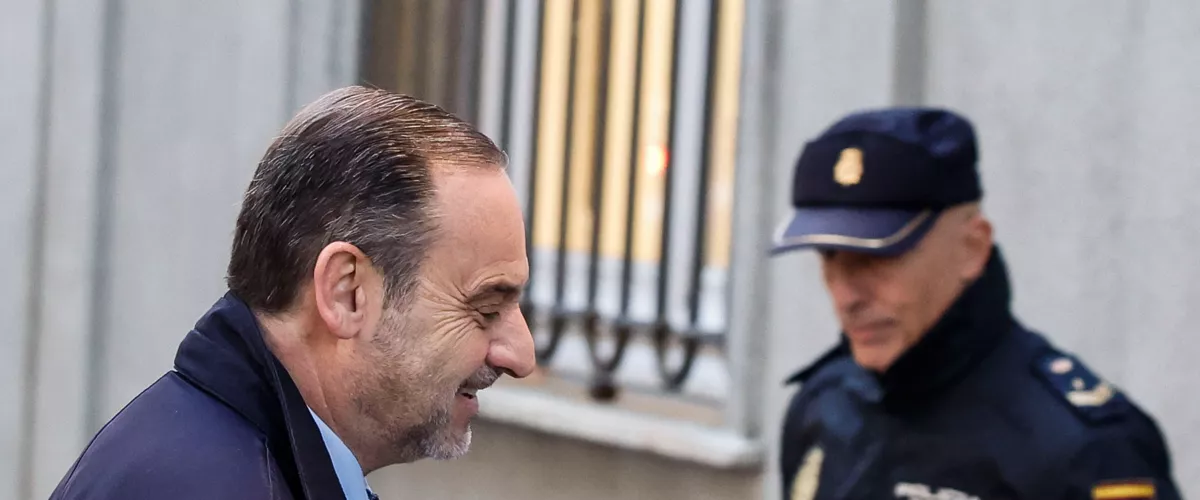 MADRID, 27/11/2025.- El exministro José Luis Ábalos a su llegada este jueves al Tribunal Supremo donde el juez Leopoldo Puente celebra dos vistillas en las que estudiará si envía a prisión provisional al exministro José Luis Ábalos y a su exasesor Koldo García, que afrontan una petición de la Fiscalía de 24 y 19 años y medio de cárcel, respectivamente. EFE/Javier Lizón
