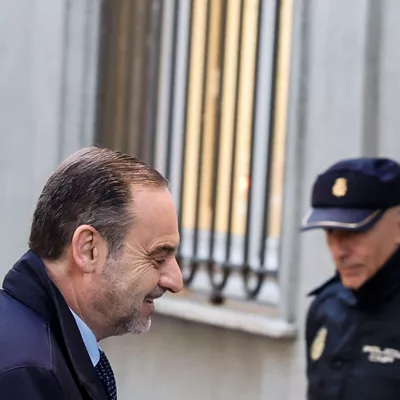 MADRID, 27/11/2025.- El exministro José Luis Ábalos a su llegada este jueves al Tribunal Supremo donde el juez Leopoldo Puente celebra dos vistillas en las que estudiará si envía a prisión provisional al exministro José Luis Ábalos y a su exasesor Koldo García, que afrontan una petición de la Fiscalía de 24 y 19 años y medio de cárcel, respectivamente. EFE/Javier Lizón
