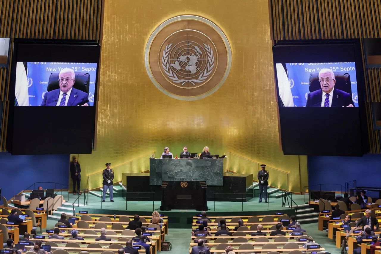 NUEVA YORK, 17/09/2026.- La Autoridad Palestina rechazó este jueves como "una medida injustificada" que Estados Unidos haya extendido sus sanciones y vuelto a negar el visado al presidente palestino, Mahmud Abás, y los funcionarios de su Gobierno para asistir al debate ante la Asamblea General de la ONU, que se celebra la semana que viene en Nueva York. En la imagen, Abás interviene telemáticamente ante la Asamblea General de la ONU en 2025. EFE/ Sarah Yenesel
