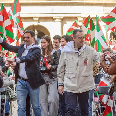 Bilbao, 05/04/2026.- El lehendakari, Imanol Pradales (i) y el presidente del PNV, Aitor Esteban (d), a su llegada a la celebración del Aberri Eguna (día de la Patria Vasca) este domingo en Bilbao. EFE/Javier Zorrilla
