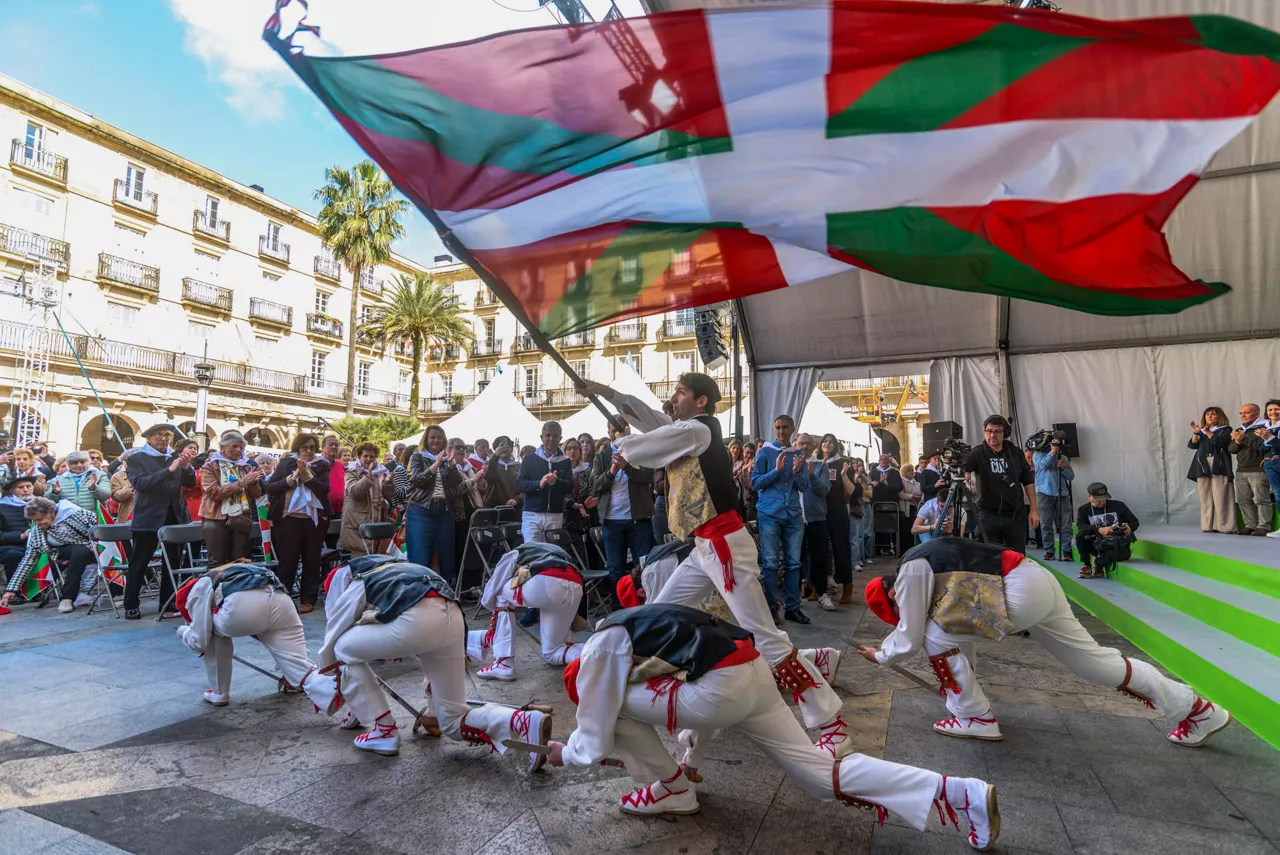 Bilbao, 05/04/2026.- Dantzaris en el Aberri Eguna (día de la patria vasca) que el PNV ha celebrado este domingo y donde han intervenido el lehendakari, Imanol Pradales y el presidente del partido, Aitor Esteban. EFE/Javier Zorrilla
