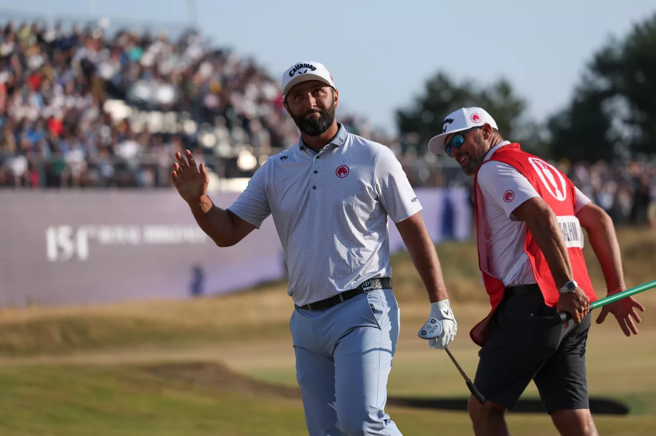 SOUTHPORT (United Kingdom), 18/07/2026.- Jon Rahm of Spain waves after his round at the British Open Golf Championships at Royal Birkdale in Southport, Britain, 18 July 2026. (España, Reino Unido) EFE/EPA/ADAM VAUGHAN
