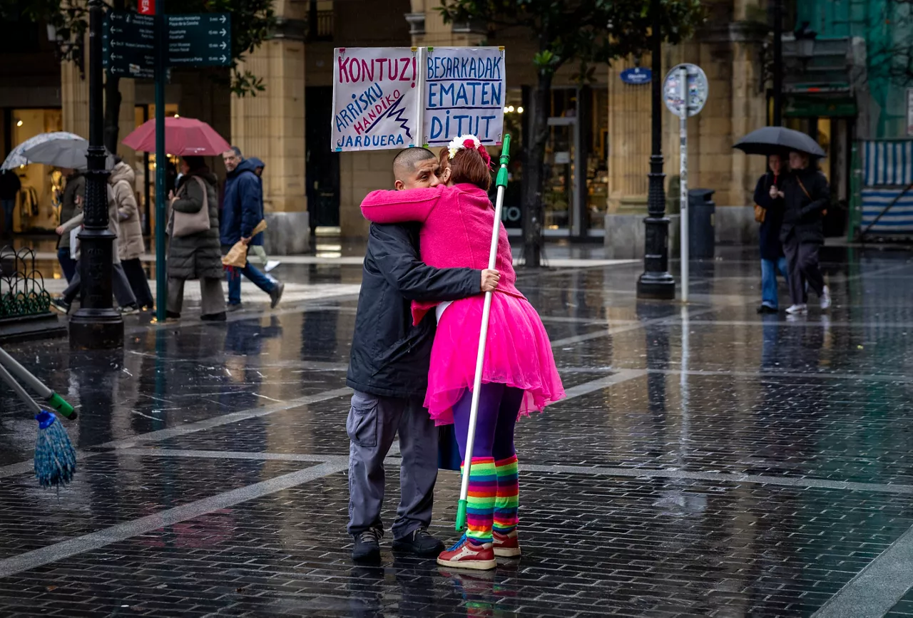 SAN SEBASTIÁN, 24/12/2025.- Dos personas se abrazan en San Sebastián durante la presentación de la iniciativa solidaria ‘El juego de los abrazos’, organizada por el Teléfono de la Esperanza de Gipuzkoa. Euskadi se sitúa en los primeros puestos de los mapas de la soledad no deseada, una problemática que se hace más visible en Navidad y contra la que se trabaja desde hace tiempo en los tres territorios. EFE/Javier Etxezarreta
