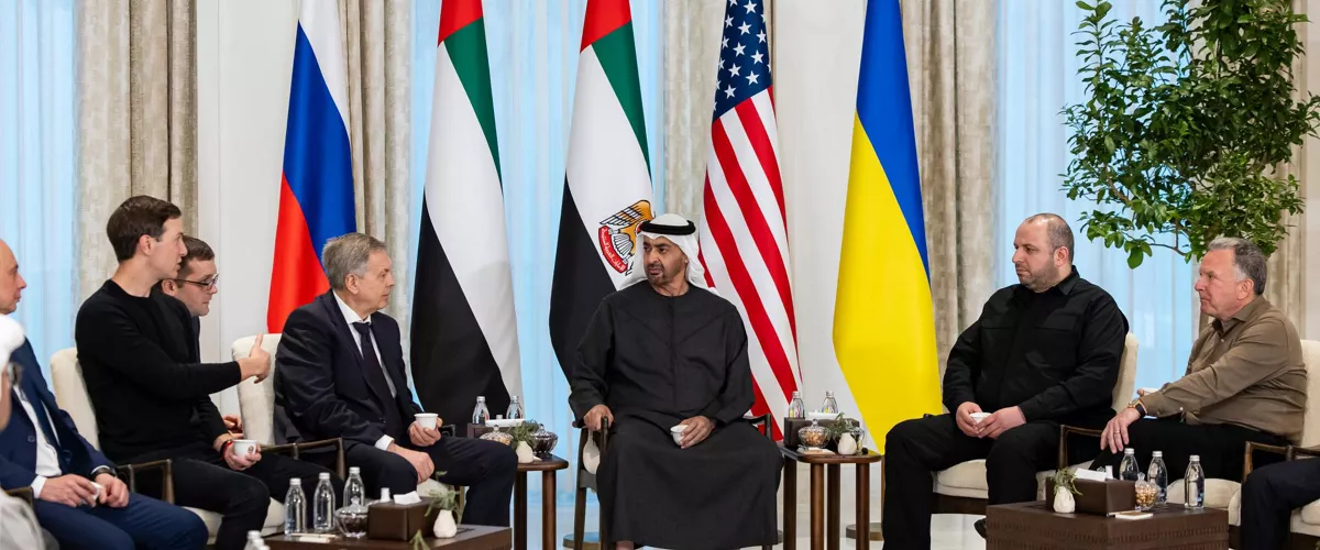 ABU DHABI (United Arab Emirates), 23/01/2026.- A handout photo released by the UAE Presidential Court shows UAE President Mohamed bin Zayed Al Nahyan (C) meeting with Jared Kushner (L), Igor Kostyukov, Chief of the Main Directorate of the General Staff of the Russian Armed Forces (2-L), Rustem Umerov, Secretary of the National Security and Defense Council of Ukraine (2-R), and Steve Witkoff, the United States Special Envoy (R), during UAE-hosted trilateral talks between the United States, Russia and Ukraine at Al Shati Palace in Abu Dhabi, United Arab Emirates, 23 January 2026. (Rusia, Ucrania, Emiratos Árabes Unidos, Estados Unidos) EFE/EPA/UAE Presidential Court /HANDOUT HANDOUT HANDOUT EDITORIAL USE ONLY/NO SALES
