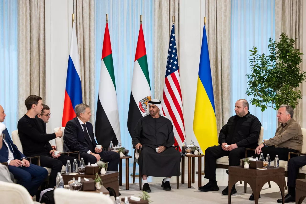 ABU DHABI (United Arab Emirates), 23/01/2026.- A handout photo released by the UAE Presidential Court shows UAE President Mohamed bin Zayed Al Nahyan (C) meeting with Jared Kushner (L), Igor Kostyukov, Chief of the Main Directorate of the General Staff of the Russian Armed Forces (2-L), Rustem Umerov, Secretary of the National Security and Defense Council of Ukraine (2-R), and Steve Witkoff, the United States Special Envoy (R), during UAE-hosted trilateral talks between the United States, Russia and Ukraine at Al Shati Palace in Abu Dhabi, United Arab Emirates, 23 January 2026. (Rusia, Ucrania, Emiratos Árabes Unidos, Estados Unidos) EFE/EPA/UAE Presidential Court /HANDOUT HANDOUT HANDOUT EDITORIAL USE ONLY/NO SALES
