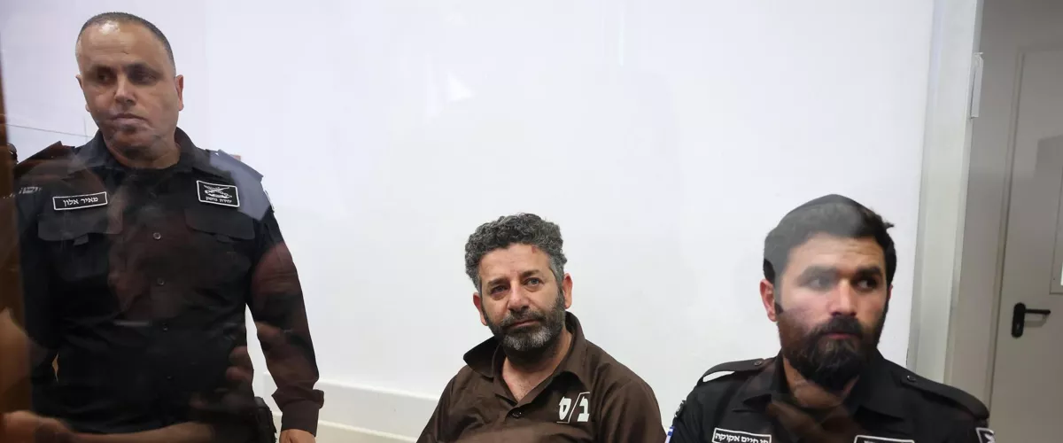 Ashkelon (Israel), 03/05/2026.- Saif Abu Keshek (C), a member of the Global Sumud Flotilla, arrives to attend his trial for a remand extension at the Ashkelon Magistrate's Court in Ashkelon, Israel, 03 May 2026. Abu Keshek along with Thiago Avila were arrested on 02 May off the island of Crete, according to the organization. According to the Israeli Ministry of Foreign Affairs, Abu Keshek is suspected of affiliation with a terrorist organization, and Avila of illegal activity. (Terrorista) EFE/EPA/ABIR SULTAN
