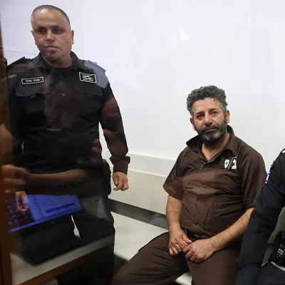 Ashkelon (Israel), 03/05/2026.- Saif Abu Keshek (C), a member of the Global Sumud Flotilla, arrives to attend his trial for a remand extension at the Ashkelon Magistrate's Court in Ashkelon, Israel, 03 May 2026. Abu Keshek along with Thiago Avila were arrested on 02 May off the island of Crete, according to the organization. According to the Israeli Ministry of Foreign Affairs, Abu Keshek is suspected of affiliation with a terrorist organization, and Avila of illegal activity. (Terrorista) EFE/EPA/ABIR SULTAN

