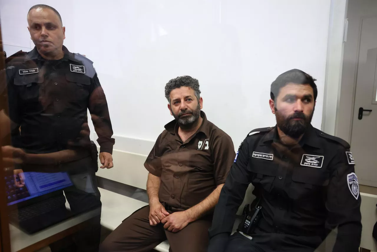 Ashkelon (Israel), 03/05/2026.- Saif Abu Keshek (C), a member of the Global Sumud Flotilla, arrives to attend his trial for a remand extension at the Ashkelon Magistrate's Court in Ashkelon, Israel, 03 May 2026. Abu Keshek along with Thiago Avila were arrested on 02 May off the island of Crete, according to the organization. According to the Israeli Ministry of Foreign Affairs, Abu Keshek is suspected of affiliation with a terrorist organization, and Avila of illegal activity. (Terrorista) EFE/EPA/ABIR SULTAN

