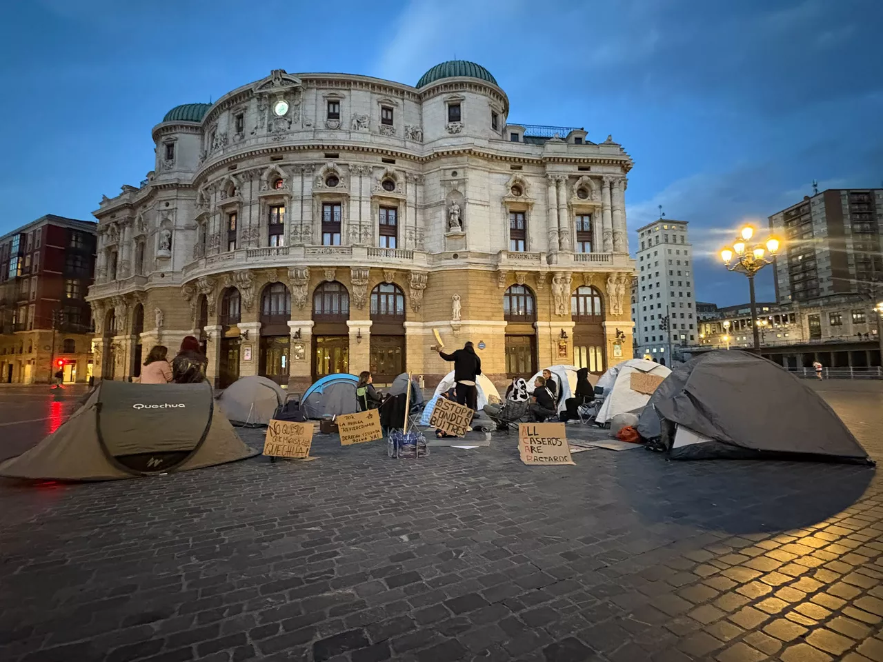 Imagen de la acampada frente al Teatro Arriaga.