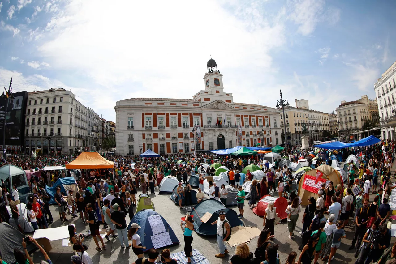 MADRID, 27/09/2026.- Cientos de personas ocupan con tiendas de campaña desde ayer sábado la madrileña Puerta del Sol como protesta por el precio de la vivienda. EFE/ Rodrigo Jiménez
