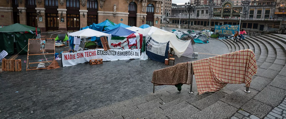 GRAFCAV288. BILBAO, 04/10/2026.-La acampada por una vivienda digna sufrieron la pasada noche las lluvias en la capital vizcaína , tras sufrir un total de 150 incidencias por la intensa lluvia en Bizkaia, con numerosas inundaciones y balsas de agua en las carreteras.La alerta naranja da paso a un aviso amarillo que ha finalizado a las 06:00 este domingo.EFE/Luis Tejido
