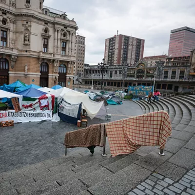 GRAFCAV288. BILBAO, 04/10/2026.-La acampada por una vivienda digna sufrieron la pasada noche las lluvias en la capital vizcaína , tras sufrir un total de 150 incidencias por la intensa lluvia en Bizkaia, con numerosas inundaciones y balsas de agua en las carreteras.La alerta naranja da paso a un aviso amarillo que ha finalizado a las 06:00 este domingo.EFE/Luis Tejido

