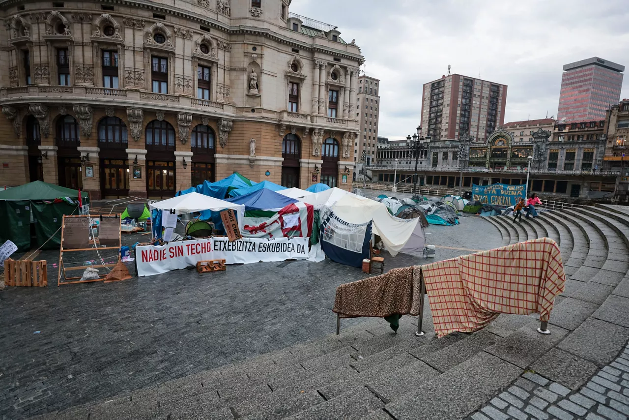GRAFCAV288. BILBAO, 04/10/2026.-La acampada por una vivienda digna sufrieron la pasada noche las lluvias en la capital vizcaína , tras sufrir un total de 150 incidencias por la intensa lluvia en Bizkaia, con numerosas inundaciones y balsas de agua en las carreteras.La alerta naranja da paso a un aviso amarillo que ha finalizado a las 06:00 este domingo.EFE/Luis Tejido
