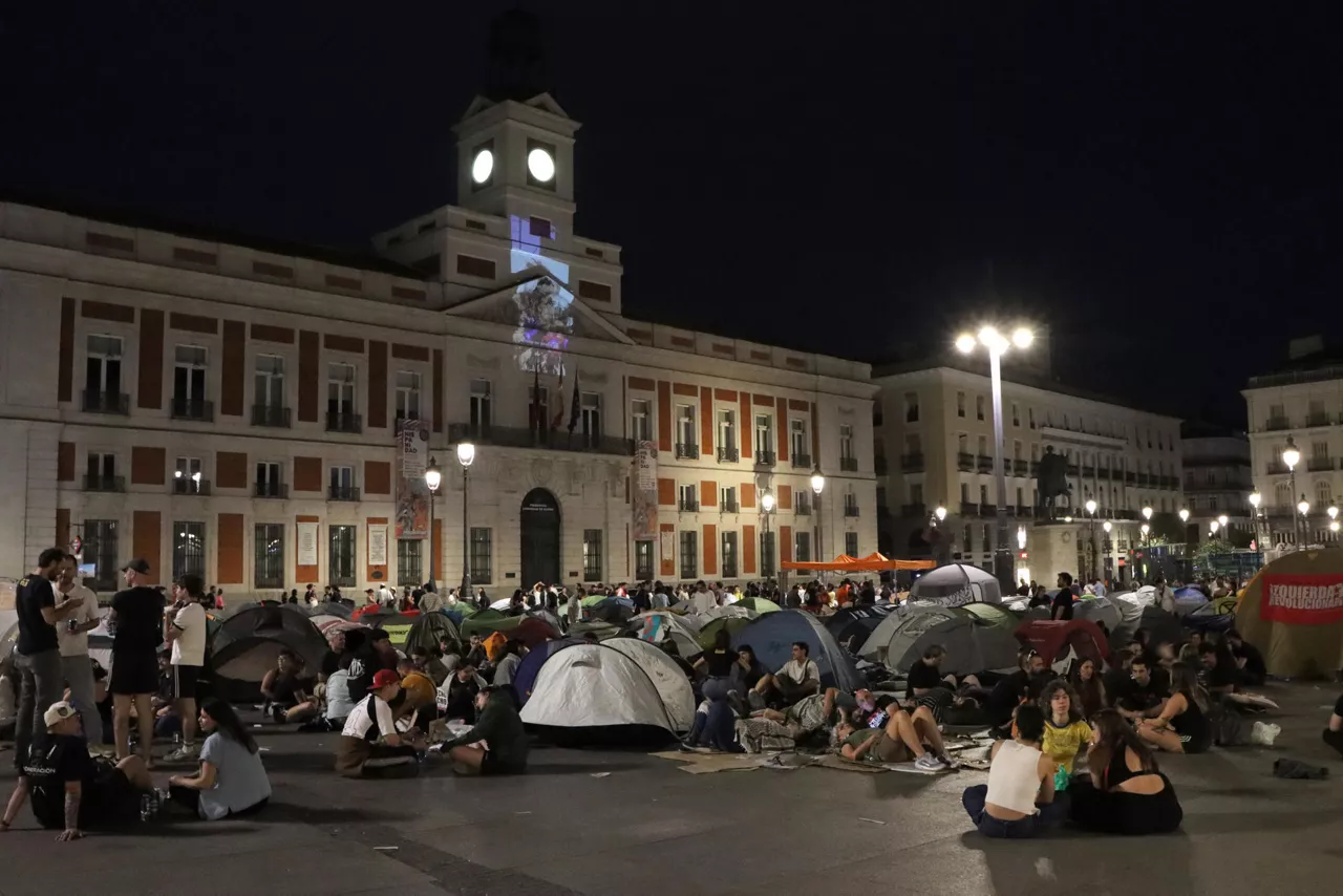 AME806. MADRID (ESPAÑA), 26/09/2026.- Miles de personas se congregaron, decenas de ellas con tiendas de campaña para acampar en la Puerta del Sol este sábado, al término de la manifestación que recorrió el centro de la capital de España para protestar por el desahucio de una anciana que tuvo que abandonar su vivienda de alquiler tras 70 años en la misma, y reclamar medidas efectivas para frenar la crisis de la vivienda, en Madrid (España). EFE/ Mercedes Ortuño Lizaránc
