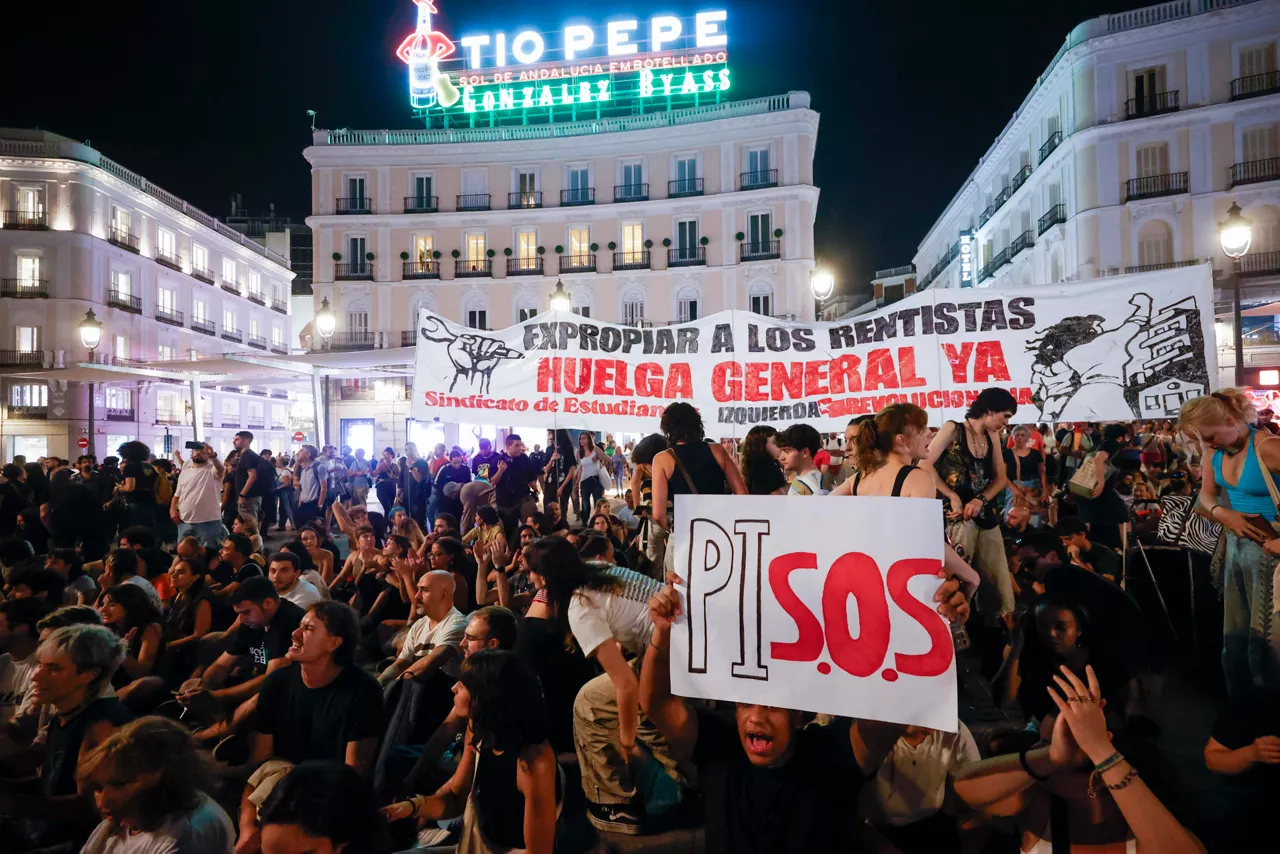 MADRID, 26/09/2026.-Centenares de personas han acampado la noche de este sábado en la Puerta del Sol de Madrid al término de la manifestación para protestar por el desahucio de Maricarmen, la anciana que tuvo que abandonar su vivienda de alquiler tras 70 años en la misma, y reclamar medidas efectivas para frenar la crisis de la vivienda. El Sindicato de Inquilinas ha hecho un llamamiento a acampar en Sol al finalizar la manifestación que ha tenido lugar esta tarde: "Acampada en Sol por el derecho a la vivienda. No aguantamos más. O cae el rentismo, o cae el gobierno. ¡Todo el mundo a Sol!", ha apuntado el Sindicato en un mensaje en su cuenta de X.- EFE/ Javier Lizón
