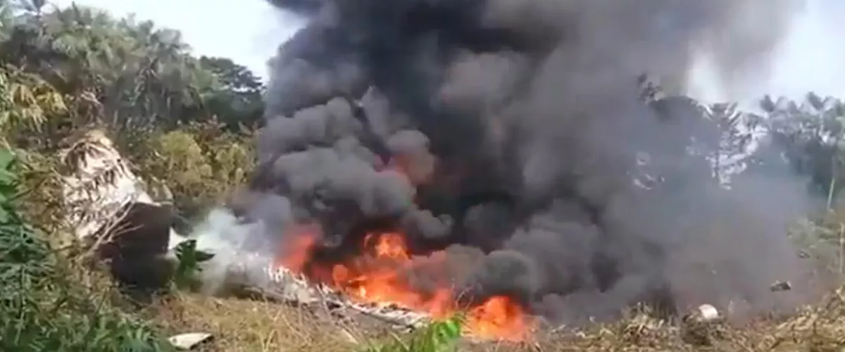 AME6775. BOGOTÁ (COLOMBIA), 23/03/2026.- Captura de video tomada de rastreo de redes que muestra el accidente de un avión este lunes, en Putumayo (Nariño). Un avión Hércules de la Fuerza Aeroespacial Colombiana (FAC) que transportaba soldados se accidentó pocos minutos después de despegar del aeropuerto de Puerto Leguízamo, en el departamento de Putumayo (sur), informó el ministro de Defensa, Pedro Sánchez Suárez, sin confirmar el número de víctimas. EFE/ Rastreo de Redes /SOLO USO EDITORIAL/ NO VENTAS/ SOLO DISPONIBLE PARA ILUSTRAR LA NOTICIA QUE ACOMPAÑA (CRÉDITO OBLIGATORIO)
