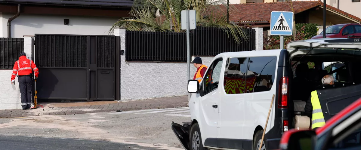 Ocho personas trasladadas tras el choque de una furgoneta contra una casa en Berriosuso
