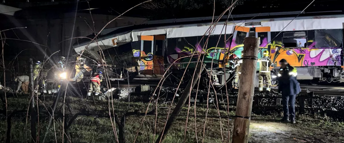 GELIDA (BARCELONA), 20/01/2026.- Cuatro personas han resultado heridas graves y otras 33 han tenido que ser atendidas por los equipos sanitarios en el accidente ocurrido esta noche al desplomarse un muro de contención sobre un tren de la línea R4 entre Gelida y Sant Sadurní d'Anoia (Barcelona), cuyo maquinista ha muerto. El jefe de intervención de los Bomberos de la Generalitat, Claudi Gallardo, ha explicado que el muro de contención ha cedido y se ha desplomado hacia las 21:00 horas, posiblemente debido a las lluvias caída en los últimos días. El muro ha caído sobre el primer vagón del tren de cercanías, que ha quedado deformado a consecuencia del impacto y en el que viajaban el grueso de los pasajeros afectados. EFE/@FitJordi SÓLO USO EDITORIAL, PERMITIDO SU USO SÓLO EN RELACIÓN A LA INFORMACIÓN QUE APARECE EN EL PIE DE FOTO (CRÉDITO OBLIGATORIO)
