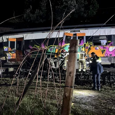GELIDA (BARCELONA), 20/01/2026.- Cuatro personas han resultado heridas graves y otras 33 han tenido que ser atendidas por los equipos sanitarios en el accidente ocurrido esta noche al desplomarse un muro de contención sobre un tren de la línea R4 entre Gelida y Sant Sadurní d'Anoia (Barcelona), cuyo maquinista ha muerto. El jefe de intervención de los Bomberos de la Generalitat, Claudi Gallardo, ha explicado que el muro de contención ha cedido y se ha desplomado hacia las 21:00 horas, posiblemente debido a las lluvias caída en los últimos días. El muro ha caído sobre el primer vagón del tren de cercanías, que ha quedado deformado a consecuencia del impacto y en el que viajaban el grueso de los pasajeros afectados. EFE/@FitJordi SÓLO USO EDITORIAL, PERMITIDO SU USO SÓLO EN RELACIÓN A LA INFORMACIÓN QUE APARECE EN EL PIE DE FOTO (CRÉDITO OBLIGATORIO)

