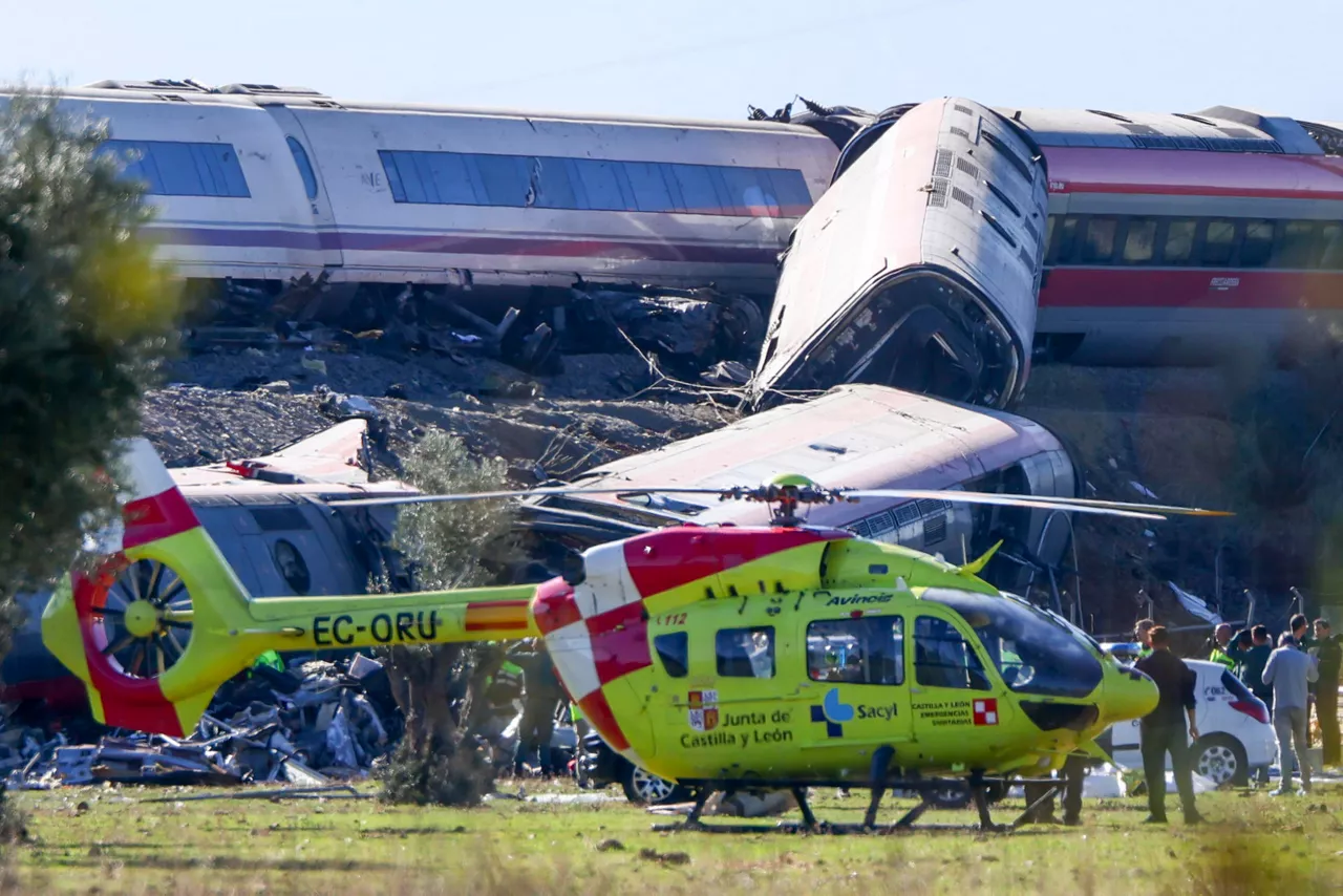 FOTODELDIA URDA (TOLEDO) 28/10/2026.- Dos trenes de alta velocidad, uno de Renfe y otro de Iryo, han colisionado a primera hora de este miércoles a la altura de la estación de Urda (Toledo), donde al menos hay diez fallecidos. EFE/Ismael Herrero

