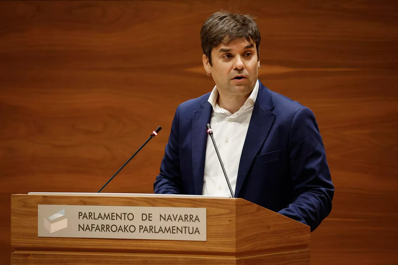 GRAFCAV9691. PAMPLONA, 24/09/2026.- El portavoz de Geroa Bai en el Parlamento de Navarra, Pablo Azcona, durante su intervención este jueves en el último Debate de política general sobre el Estado de la Comunidad Foral correspondiente a la XI Legislatura. EFE/Villar López
