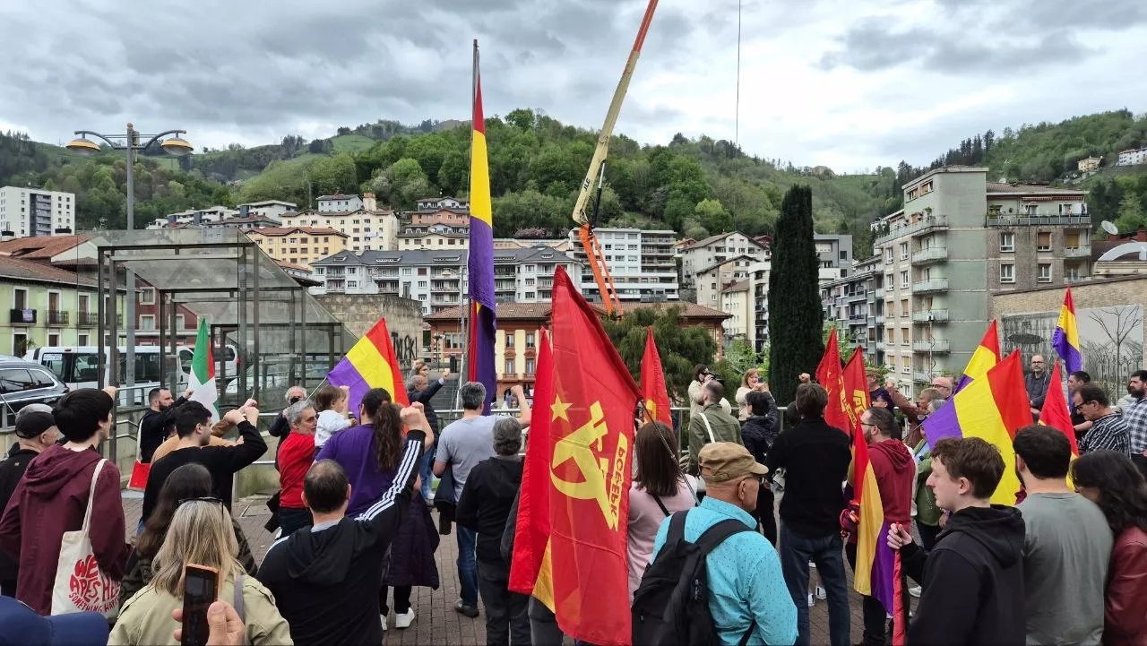 (Foto de ARCHIVO)

Acto de Ezker Anitza-IU y PCE-EPK conmemoran el 94º aniversario de la II República en la localidad guipuzcoana de Eibar (Gipuzkoa)



REMITIDA / HANDOUT por EZKER ANITZA-IU

Fotografía remitida a medios de comunicación exclusivamente para ilustrar la noticia a la que hace referencia la imagen, y citando la procedencia de la imagen en la firma

12/4/2025