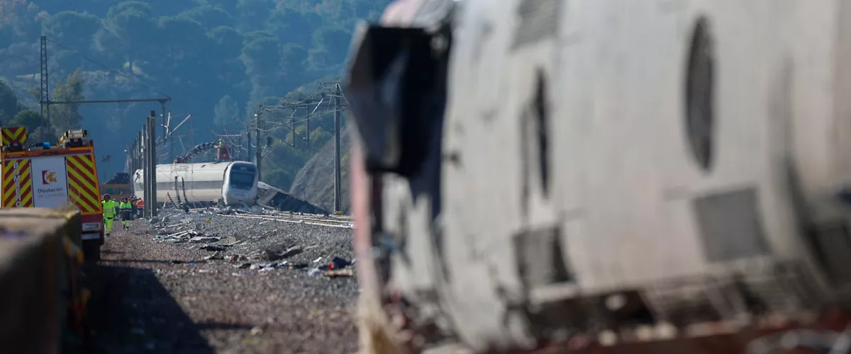 ADAMUZ (CÓRDOBA), 20/01/2026.- Vagones de los trenes  Alvia e Iryo siniestrados en el accidente ferroviario ocurrido el pasado domingo. La Guardia Civil está centrada ahora en analizar el vagón seis del tren Iryo, el primero que descarriló el domingo en Adamuz (Córdoba). El número de víctimas mortales en el accidente se eleva ya a 41. EFE/Jorge Zapata
