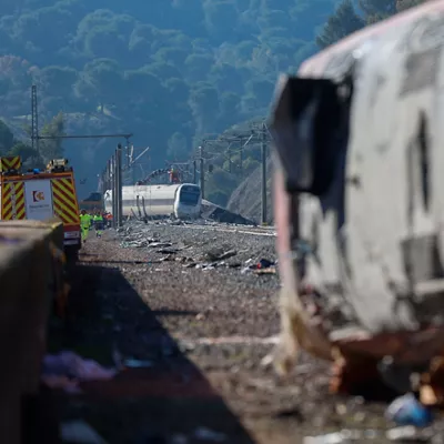 ADAMUZ (CÓRDOBA), 20/01/2026.- Vagones de los trenes  Alvia e Iryo siniestrados en el accidente ferroviario ocurrido el pasado domingo. La Guardia Civil está centrada ahora en analizar el vagón seis del tren Iryo, el primero que descarriló el domingo en Adamuz (Córdoba). El número de víctimas mortales en el accidente se eleva ya a 41. EFE/Jorge Zapata
