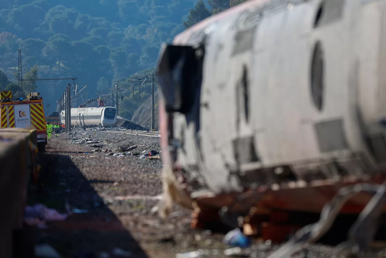 ADAMUZ (CÓRDOBA), 20/01/2026.- Vagones de los trenes  Alvia e Iryo siniestrados en el accidente ferroviario ocurrido el pasado domingo. La Guardia Civil está centrada ahora en analizar el vagón seis del tren Iryo, el primero que descarriló el domingo en Adamuz (Córdoba). El número de víctimas mortales en el accidente se eleva ya a 41. EFE/Jorge Zapata

