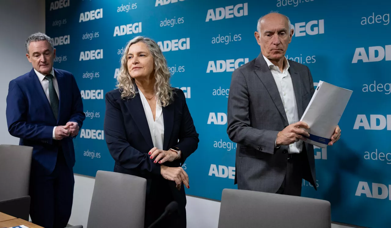 José Miguel Ayerza, Isabel Busto y Patxi Sasigain de Adegi