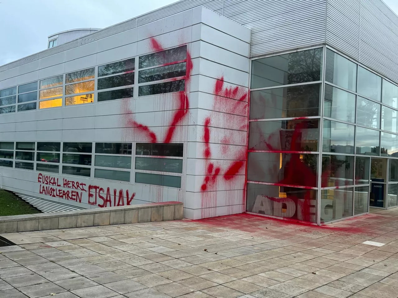 La sede de Adegi en Donostia en Miramon ha sido atacada con pintura.