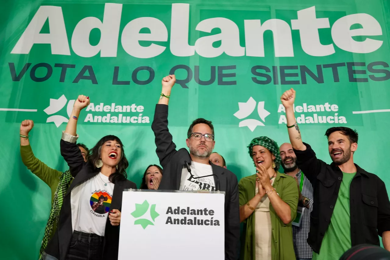 JEREZ DE LA FRONTERA (CÁDIZ), 17/05/2026.- El candidato de Adelante Andalucía, José Ignacio García (c), acompañado por su equipo y Teresa Rodríguez (3d) en la asociación sociocultural “La yerbabuena”, celebra los resultados electorales del partido tras los comicios en Andalucía, este domingo en Jerez de la Frontera (Cádiz). EFE/Román Ríos.
