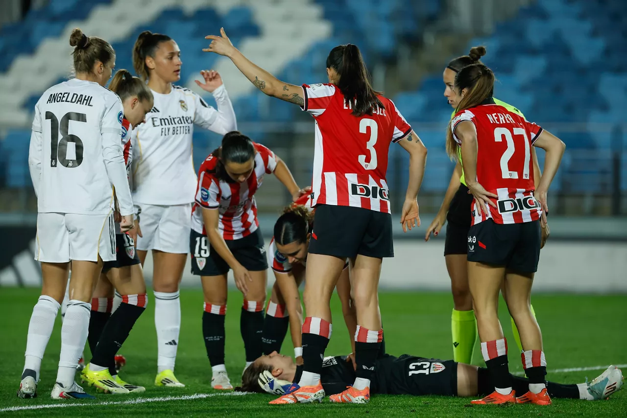MADRID, 10/01/2026.- La portera del Athletic Club Adriana Nanclares (abajo), en el suelo tras recibir un golpe en la cabeza que le obligó a abandonar el partido de la jornada 17 de la Liga F que disputan el Real Madrid y el Athletic Club este martes en el estadio Alfredo di Stéfano de la capital española. EFE/Juanjo Martín
