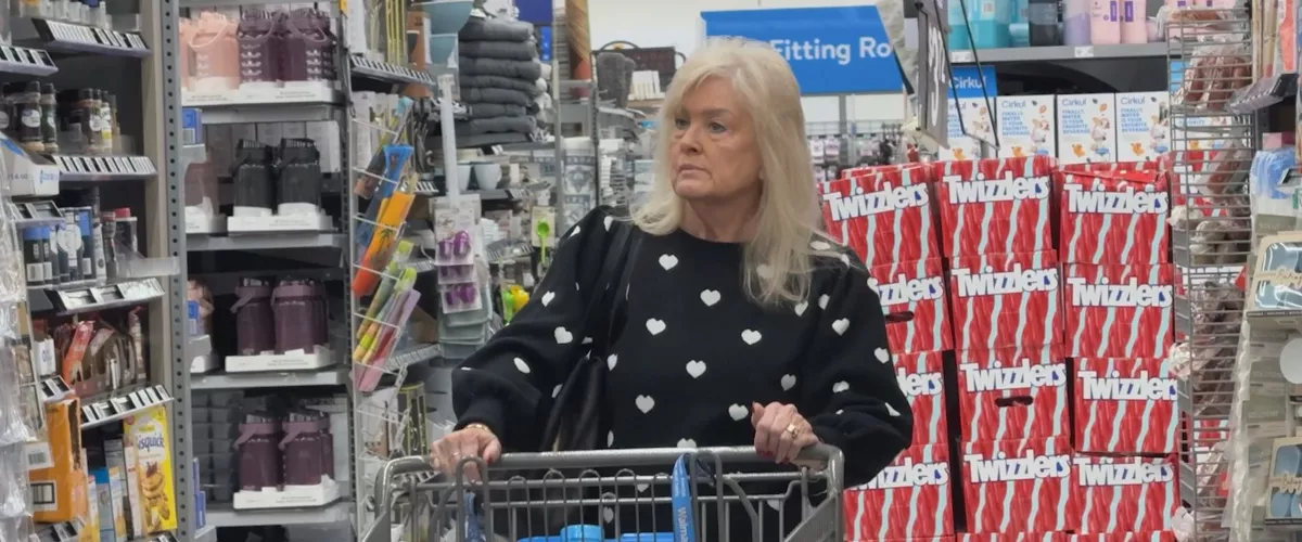 Emakume bat erosketak egiten AEBn