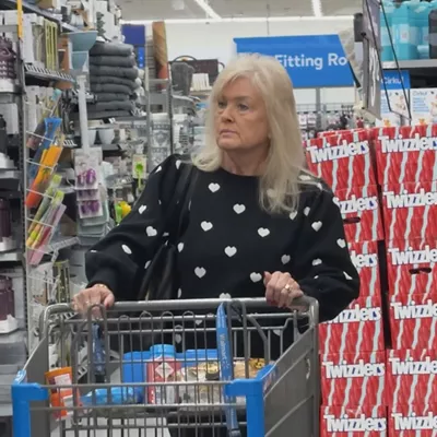 Emakume bat erosketak egiten AEBn