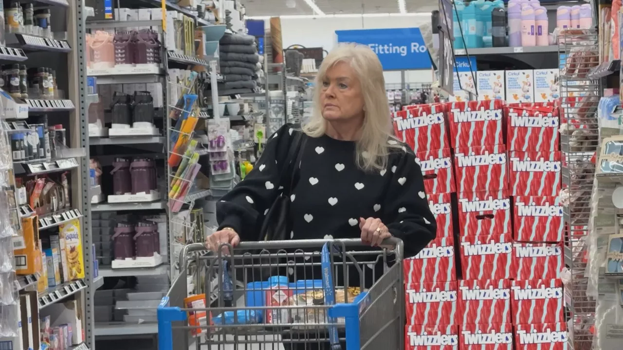 Emakume bat erosketak egiten AEBn