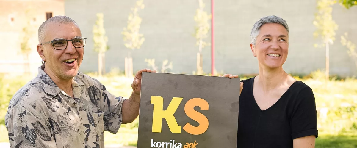 Oier Guillan eta Idoia Beratarbide Metrokoadroka kolektiboko kideak, Sorkuntza Bekaren irabazleak.  