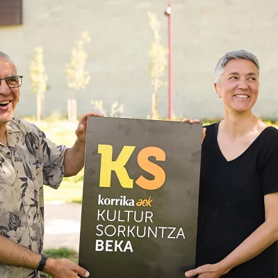 Oier Guillan eta Idoia Beratarbide Metrokoadroka kolektiboko kideak, Sorkuntza Bekaren irabazleak.  