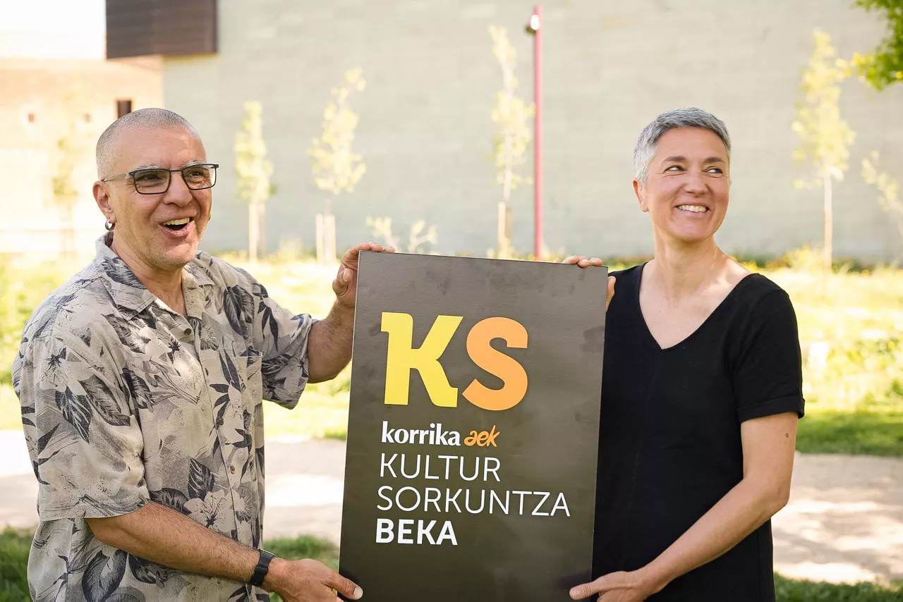 Oier Guillan eta Idoia Beratarbide Metrokoadroka kolektiboko kideak, Sorkuntza Bekaren irabazleak.  