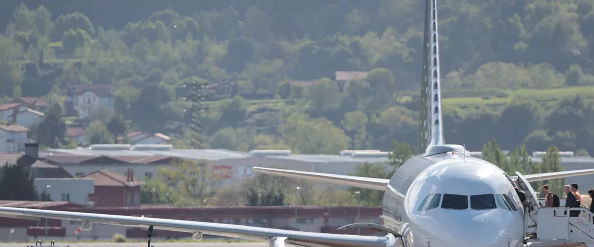 LOIU (BIZKAIA), 13/04/2026.- Un camión de queroseno suministra combustible a un avión antes de despegar este lunes del aeropuerto de Bilbao. El consejero delegado de Repsol, Josu Jon Imaz, ha asegurado este lunes que España es el país "mejor preparado" en Europa para afrontar los riesgos que podría tener la crisis en Oriente Próximo a nivel de abastecimiento de productos como el queroseno -combustible empleado en aviación-. "Repsol hoy sólo tiene una obsesión: garantizar que, en los próximos meses, no falte producto", ha dicho Imaz en el foro 'Wake Up, Spain', organizado por El Español, Invertia y Disruptores, donde se ha mostrado consciente de la "dependencia" que tiene la economía española del turismo, por lo que no se puede "fallar".EFE/Luis Tejido
