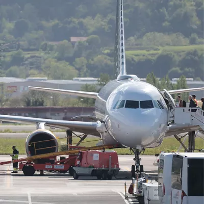 LOIU (BIZKAIA), 13/04/2026.- Un camión de queroseno suministra combustible a un avión antes de despegar este lunes del aeropuerto de Bilbao. El consejero delegado de Repsol, Josu Jon Imaz, ha asegurado este lunes que España es el país "mejor preparado" en Europa para afrontar los riesgos que podría tener la crisis en Oriente Próximo a nivel de abastecimiento de productos como el queroseno -combustible empleado en aviación-. "Repsol hoy sólo tiene una obsesión: garantizar que, en los próximos meses, no falte producto", ha dicho Imaz en el foro 'Wake Up, Spain', organizado por El Español, Invertia y Disruptores, donde se ha mostrado consciente de la "dependencia" que tiene la economía española del turismo, por lo que no se puede "fallar".EFE/Luis Tejido
