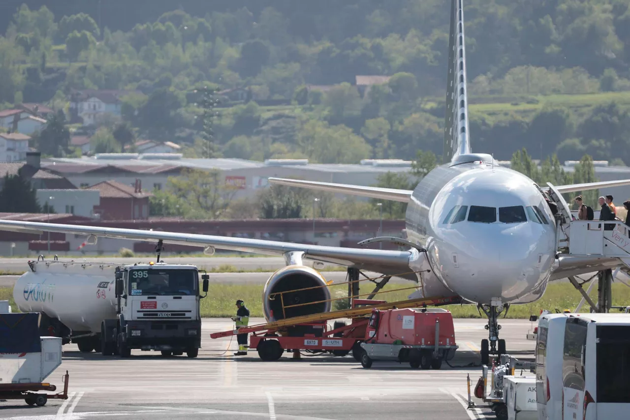 LOIU (BIZKAIA), 13/04/2026.- Un camión de queroseno suministra combustible a un avión antes de despegar este lunes del aeropuerto de Bilbao. El consejero delegado de Repsol, Josu Jon Imaz, ha asegurado este lunes que España es el país "mejor preparado" en Europa para afrontar los riesgos que podría tener la crisis en Oriente Próximo a nivel de abastecimiento de productos como el queroseno -combustible empleado en aviación-. "Repsol hoy sólo tiene una obsesión: garantizar que, en los próximos meses, no falte producto", ha dicho Imaz en el foro 'Wake Up, Spain', organizado por El Español, Invertia y Disruptores, donde se ha mostrado consciente de la "dependencia" que tiene la economía española del turismo, por lo que no se puede "fallar".EFE/Luis Tejido
